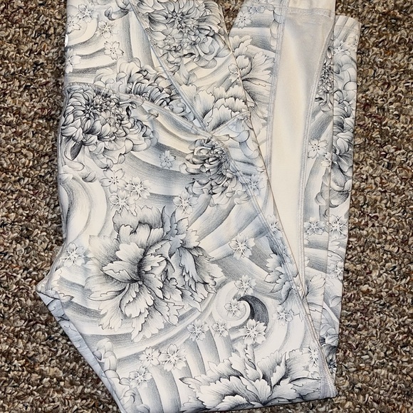 Lululemon Gray Floral Leggings Sz 8 - Picture 3 of 6